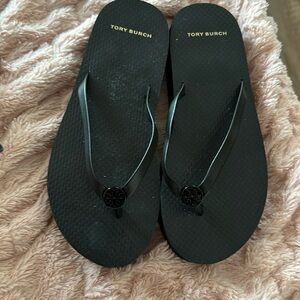Tory Burch size 6, medium women’s small platform,black flip flop